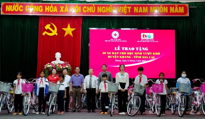 Tặng 50 xe đạp cho học sinh nghèo vượt khó tại Huyện A Lưới tỉnh Thừa Thiên Huế.