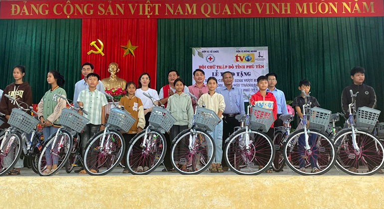 Tặng 50 xe đạp cho học sinh nghèo vượt khó tại Huyện A Lưới tỉnh Thừa Thiên Huế.