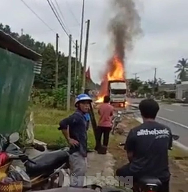 Cháy xe chở hóa chất, nổ liên tiếp như bom trên đường quốc lộ