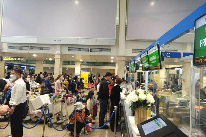 Người dân nườm nượp trở lại TP.HCM sau kỳ nghỉ tết