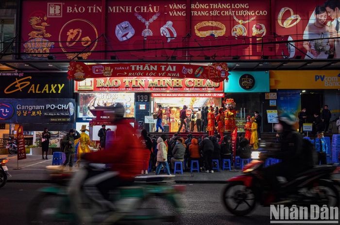 Xếp hàng từ tờ mờ sáng đợi mua vàng trong ngày vía Thần Tài đầu năm