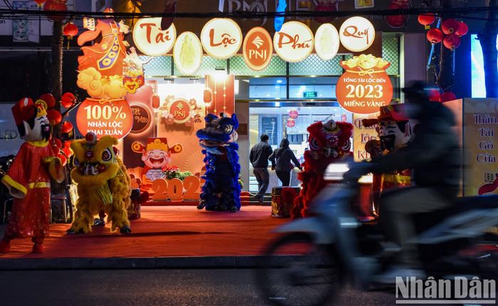 Xếp hàng từ tờ mờ sáng đợi mua vàng trong ngày vía Thần Tài đầu năm