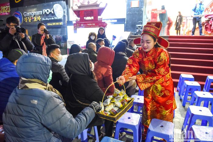 Xếp hàng từ tờ mờ sáng đợi mua vàng trong ngày vía Thần Tài đầu năm