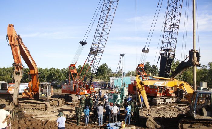 Dự kiến cuối ngày sẽ đưa cọc bê tông lên mặt đất để giải cứu bé trai mắc kẹt