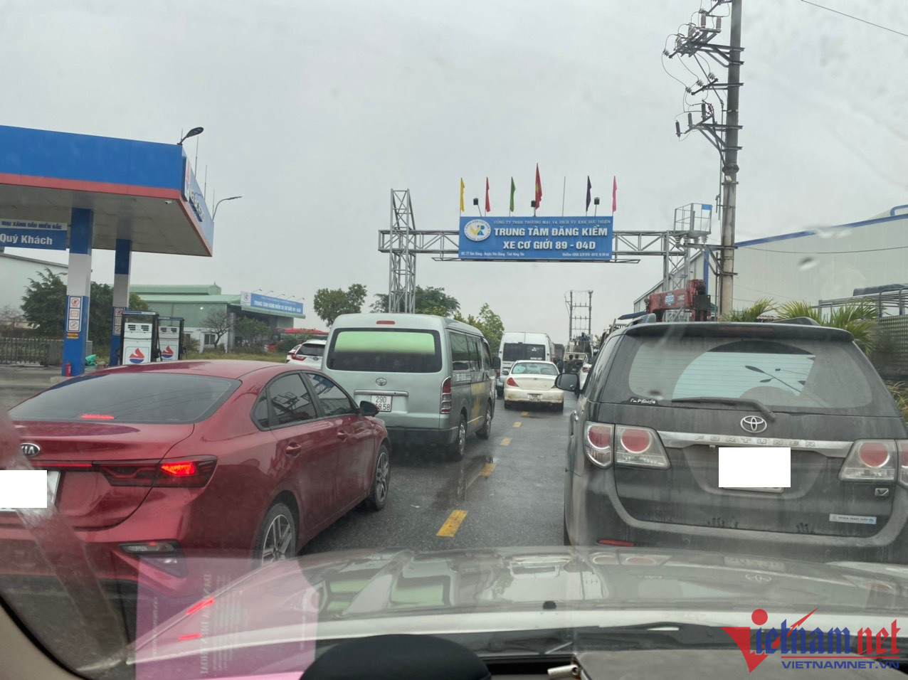 Lái xe qua 5 trạm ở 3 tỉnh thành để kiểm định ô tô